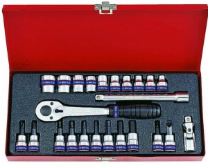 ZESTAW NASADEK 3/8''  24cz.  KRÓTKIE  12-kąt.  6 - 22mm, HEX 3 - 10, KRZYŻ. 2,3  PŁASKIE 5, 8  Z  AKCESORIAMI, CHROM, KASETA King Tony